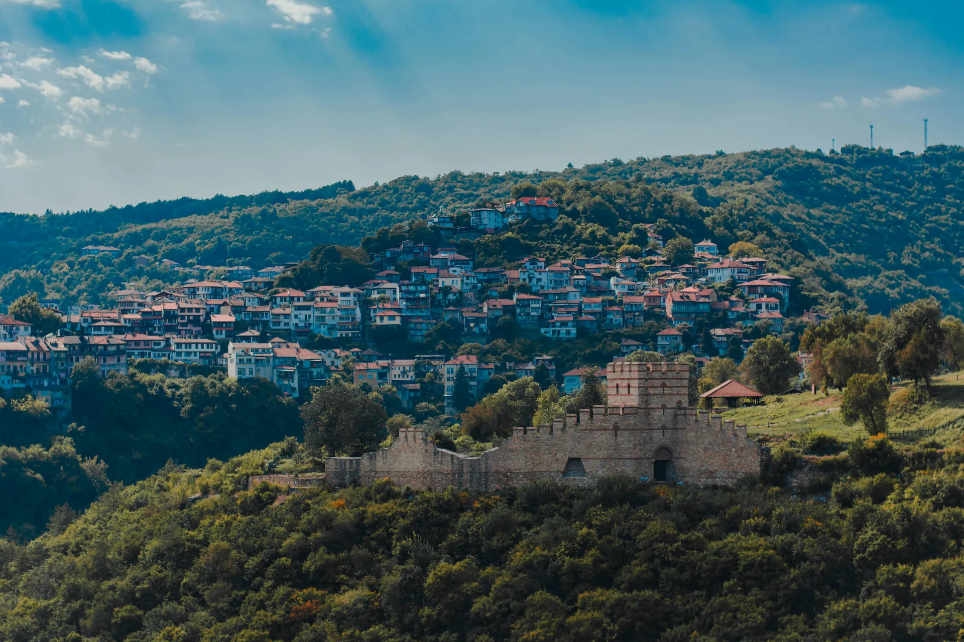 O vedere aeriană spectaculoasă asupra orașului Veliko Târnovo din Bulgaria, cu o cetate istorică și case pitorești pe colină.